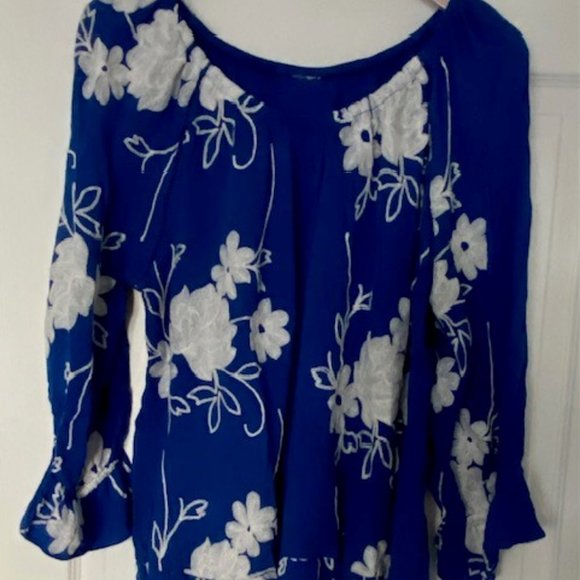 Beautiful Summer blouse with embroidery detail - Picture 1 of 5